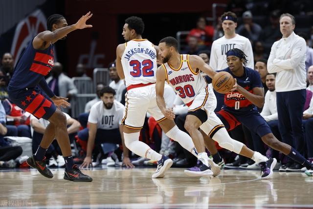 足坛震撼夜：曼联不敌曼城，尤文被绝杀，巴萨延续胜利，大巴黎迎首胜